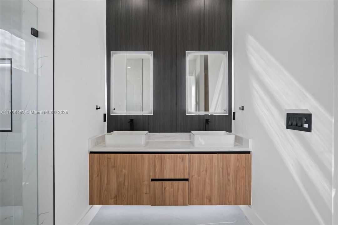 合同活跃: $537,000 (4 贝兹, 3 浴室, 0 平方英尺)