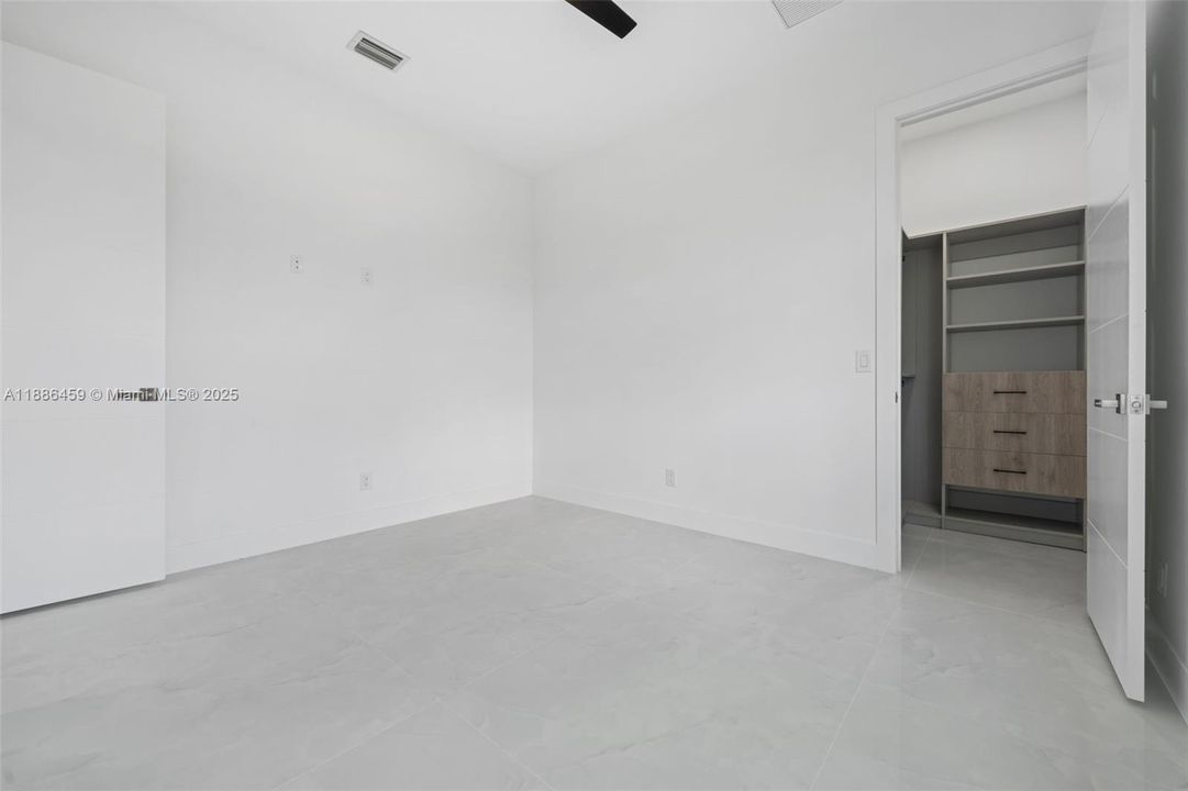 合同活跃: $537,000 (4 贝兹, 3 浴室, 0 平方英尺)