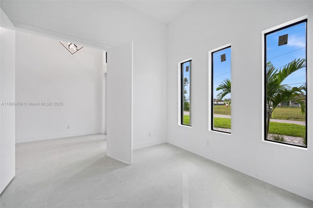 合同活跃: $537,000 (4 贝兹, 3 浴室, 0 平方英尺)