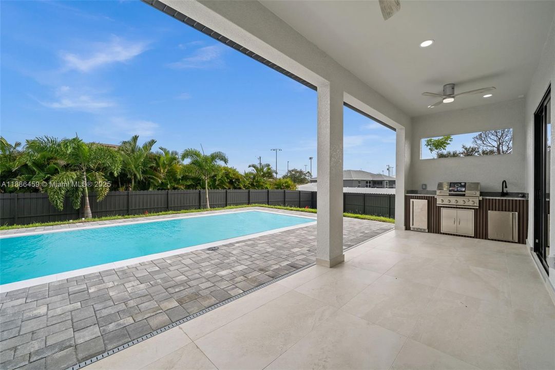 合同活跃: $537,000 (4 贝兹, 3 浴室, 0 平方英尺)