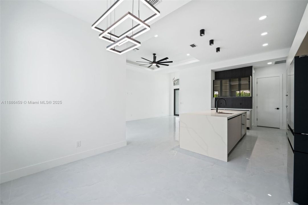 合同活跃: $537,000 (4 贝兹, 3 浴室, 0 平方英尺)