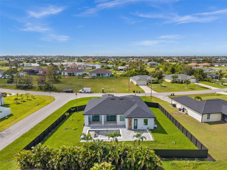 合同活跃: $537,000 (4 贝兹, 3 浴室, 0 平方英尺)