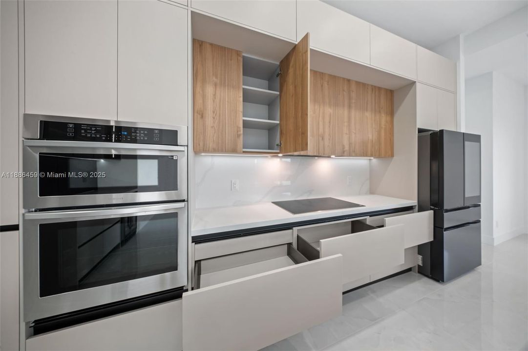 合同活跃: $537,000 (4 贝兹, 3 浴室, 0 平方英尺)