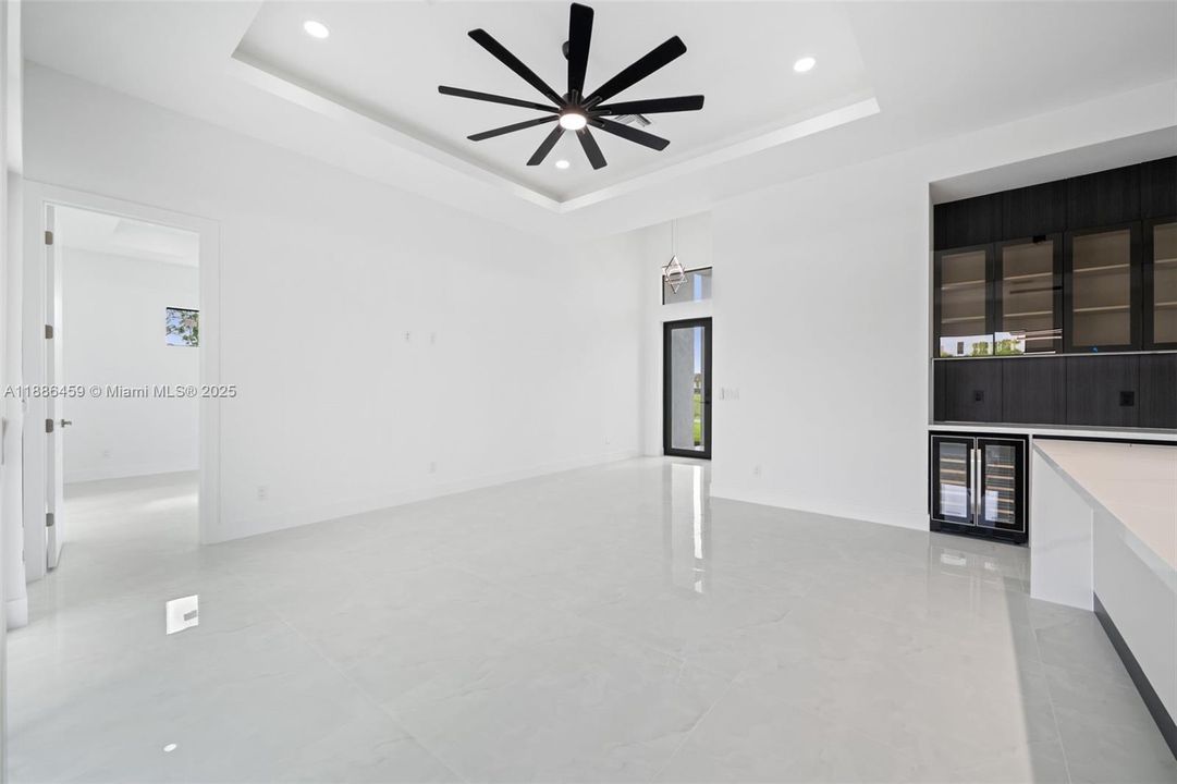 合同活跃: $537,000 (4 贝兹, 3 浴室, 0 平方英尺)