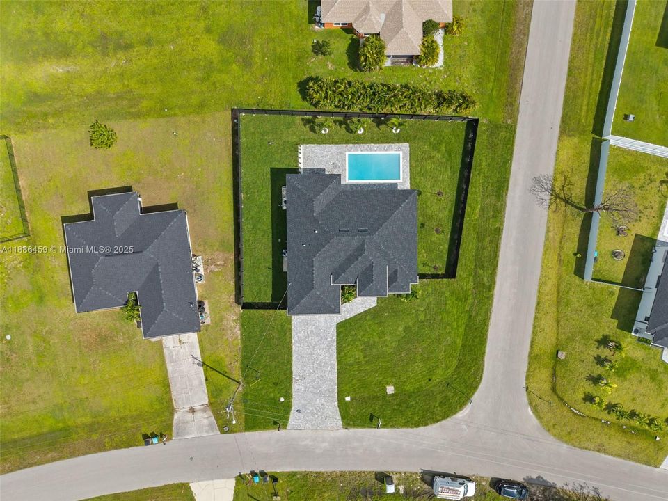 合同活跃: $537,000 (4 贝兹, 3 浴室, 0 平方英尺)