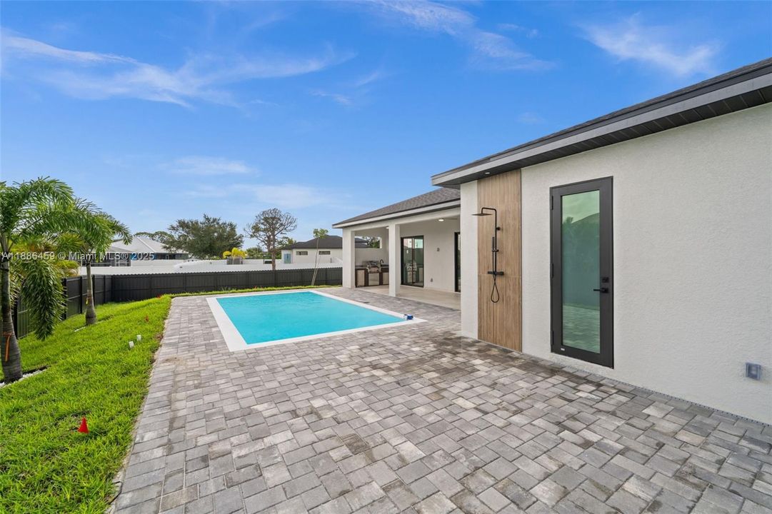 合同活跃: $537,000 (4 贝兹, 3 浴室, 0 平方英尺)