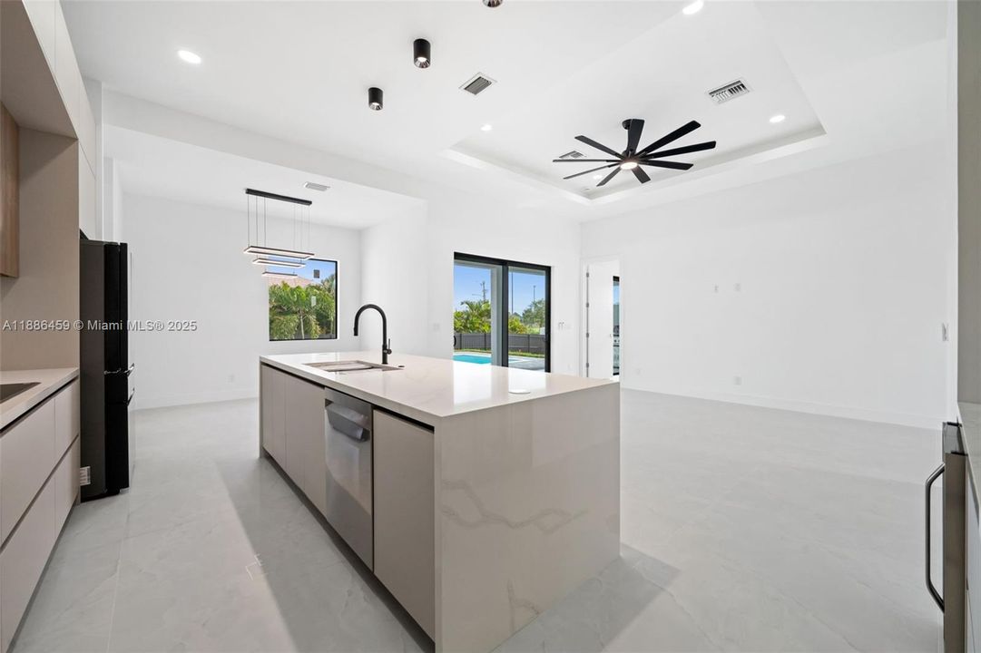 合同活跃: $537,000 (4 贝兹, 3 浴室, 0 平方英尺)