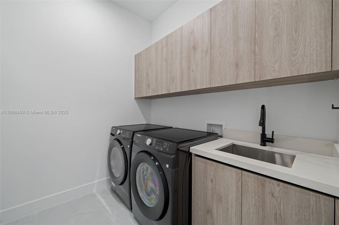 合同活跃: $537,000 (4 贝兹, 3 浴室, 0 平方英尺)