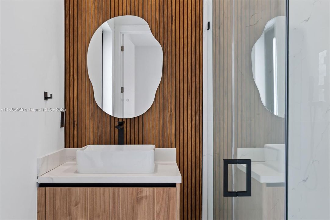 合同活跃: $537,000 (4 贝兹, 3 浴室, 0 平方英尺)