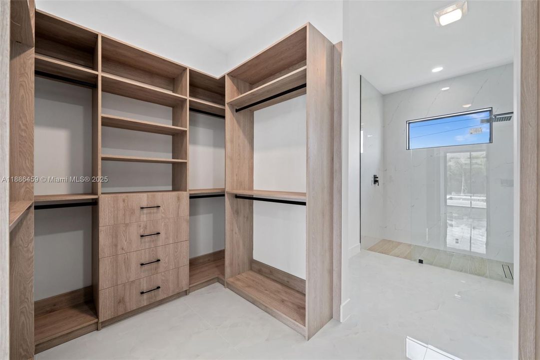 合同活跃: $537,000 (4 贝兹, 3 浴室, 0 平方英尺)