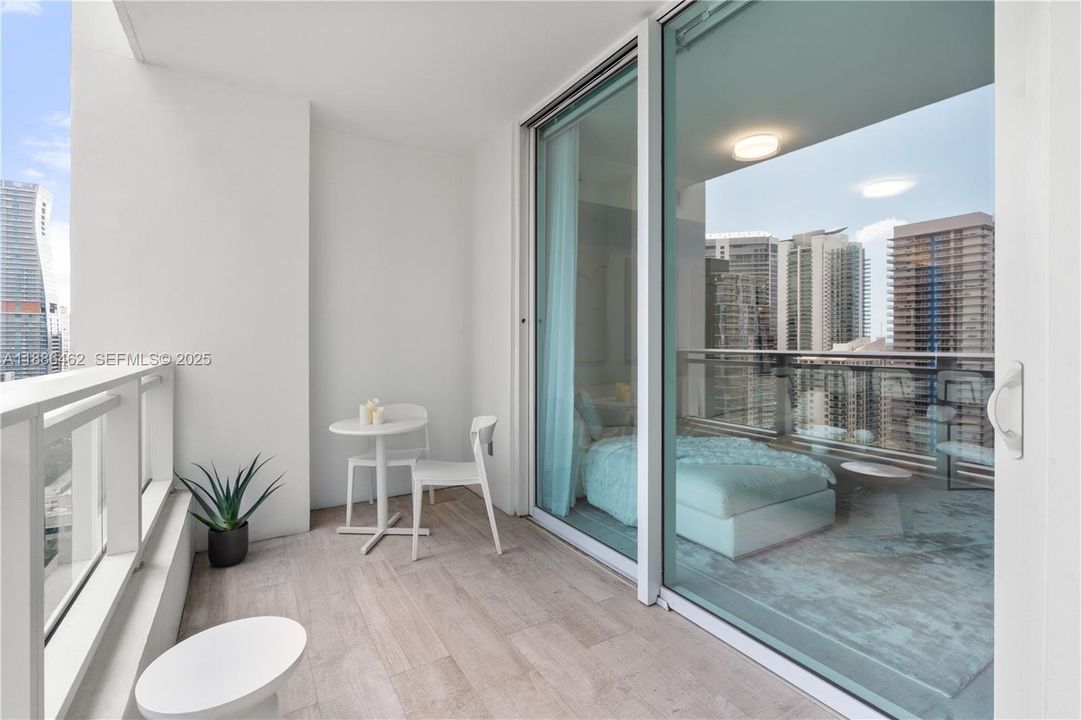 For Sale: $665,000 (1 beds, 1 baths, 906 Square Feet)