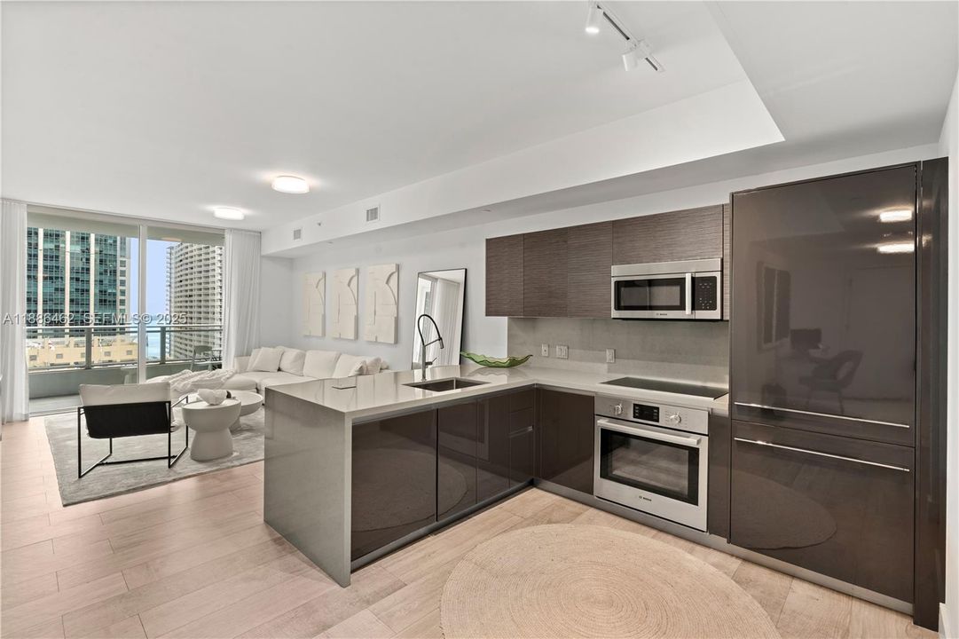 For Sale: $665,000 (1 beds, 1 baths, 906 Square Feet)