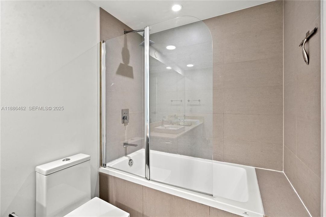 For Sale: $665,000 (1 beds, 1 baths, 906 Square Feet)