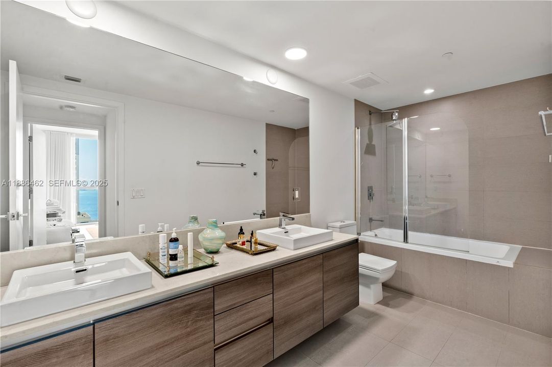 For Sale: $665,000 (1 beds, 1 baths, 906 Square Feet)