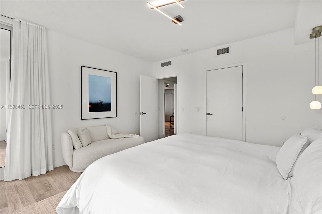 For Sale: $665,000 (1 beds, 1 baths, 906 Square Feet)