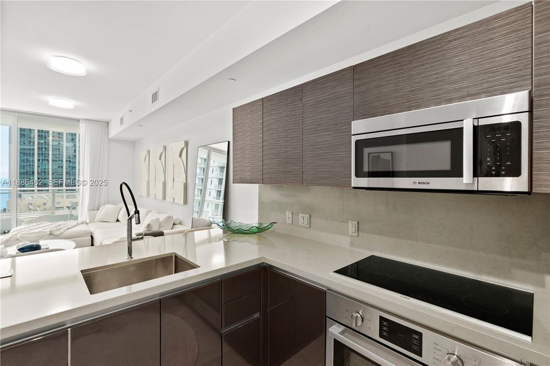 For Sale: $665,000 (1 beds, 1 baths, 906 Square Feet)