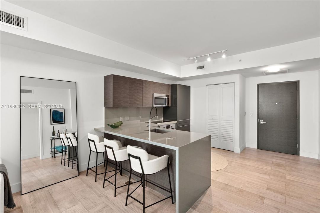 For Sale: $665,000 (1 beds, 1 baths, 906 Square Feet)