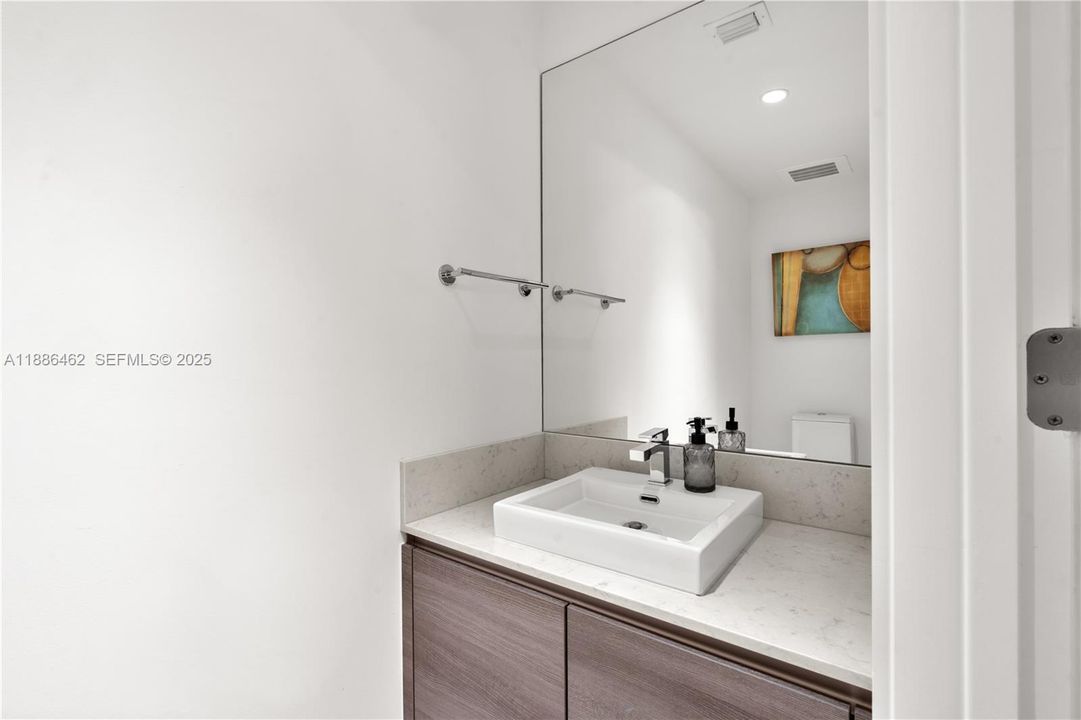 For Sale: $665,000 (1 beds, 1 baths, 906 Square Feet)