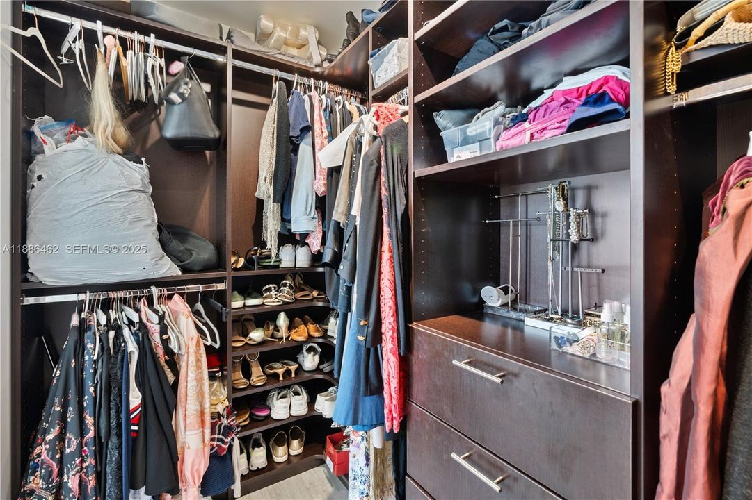 For Sale: $665,000 (1 beds, 1 baths, 906 Square Feet)