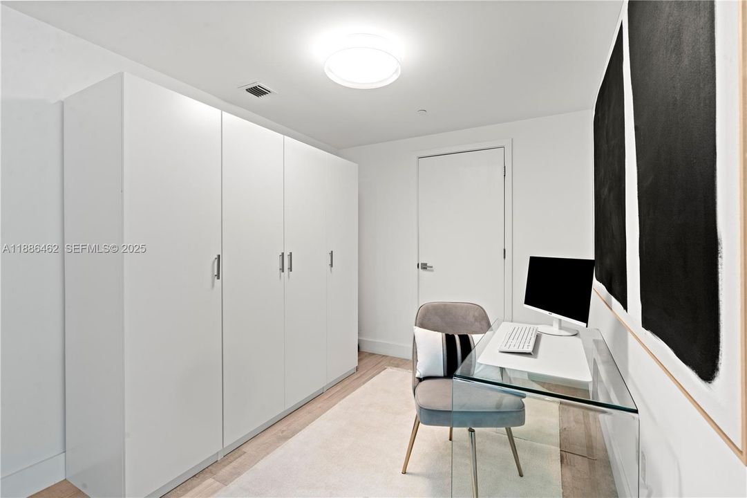 For Sale: $665,000 (1 beds, 1 baths, 906 Square Feet)