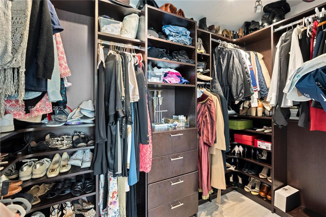 For Sale: $665,000 (1 beds, 1 baths, 906 Square Feet)