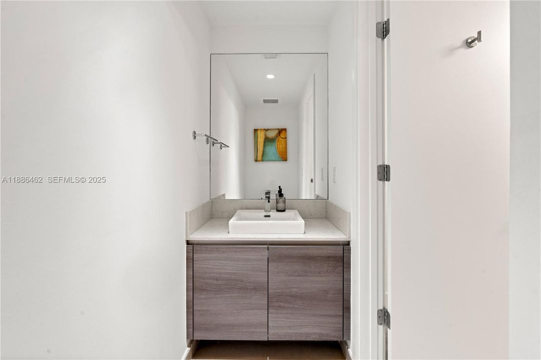 For Sale: $665,000 (1 beds, 1 baths, 906 Square Feet)