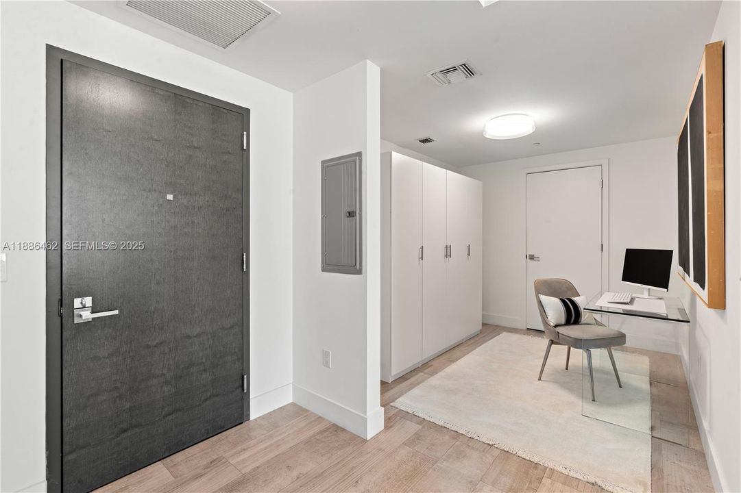 For Sale: $665,000 (1 beds, 1 baths, 906 Square Feet)