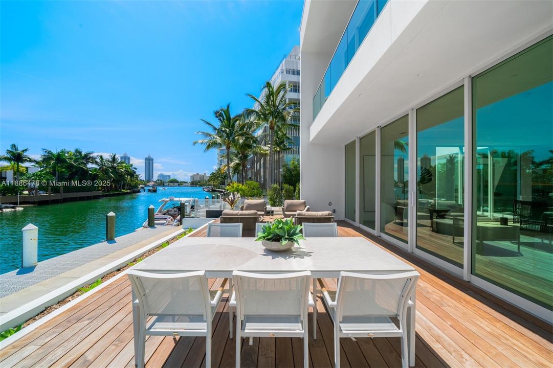 For Sale: $9,995,000 (4 beds, 4 baths, 5154 Square Feet)