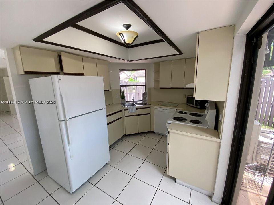 Active With Contract: $2,395 (2 beds, 2 baths, 885 Square Feet)