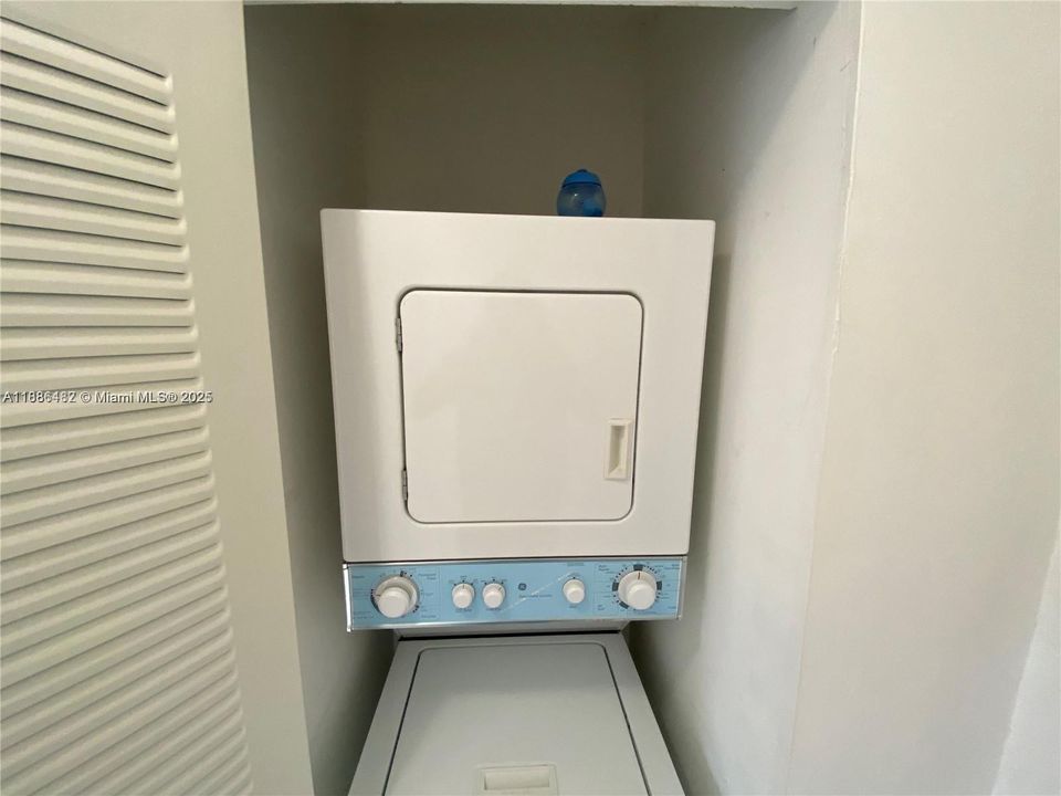 Active With Contract: $2,395 (2 beds, 2 baths, 885 Square Feet)