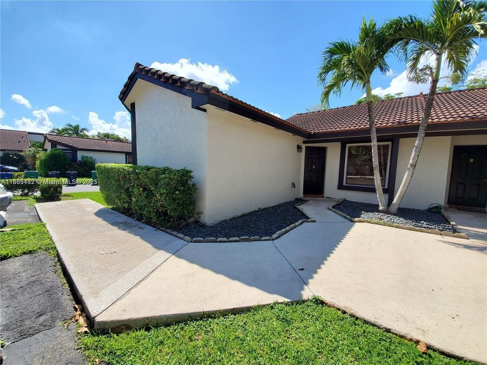 Active With Contract: $2,395 (2 beds, 2 baths, 885 Square Feet)