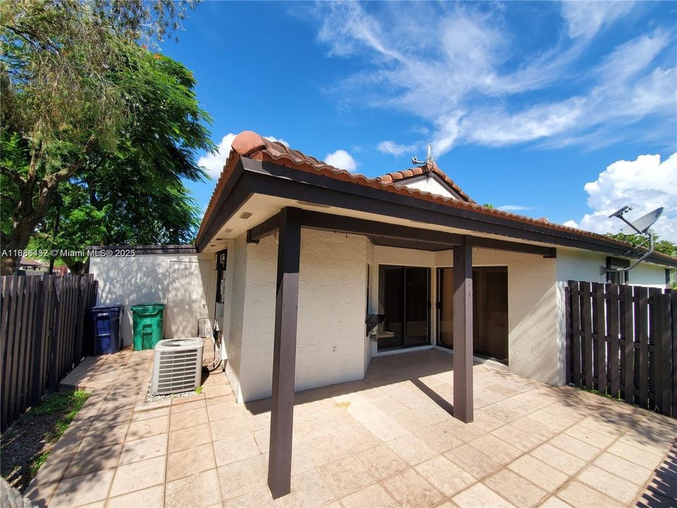 Active With Contract: $2,395 (2 beds, 2 baths, 885 Square Feet)