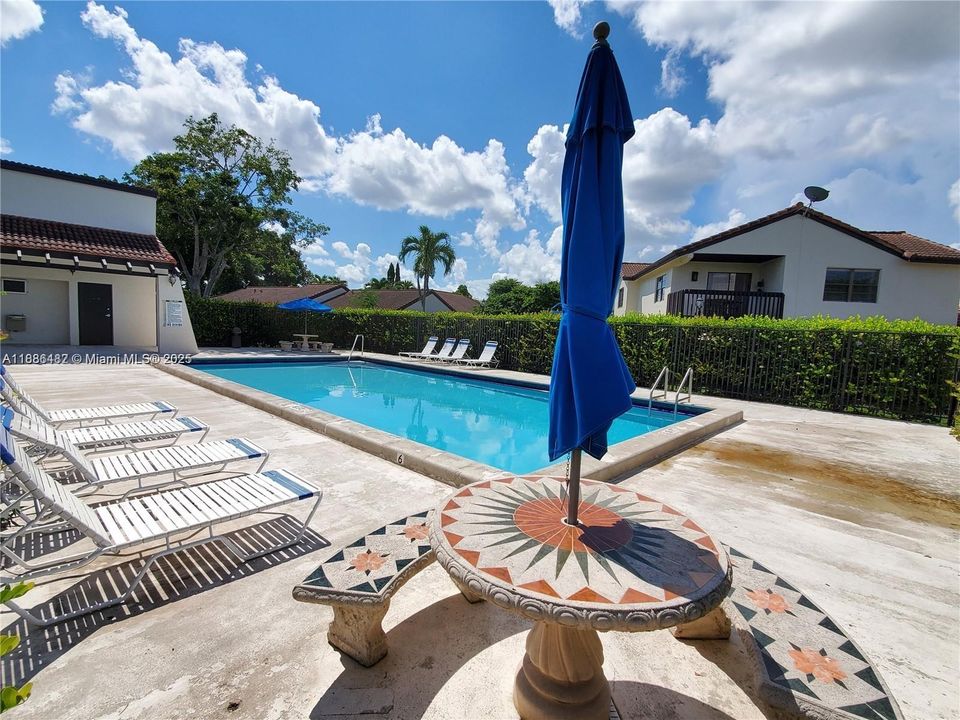 Active With Contract: $2,395 (2 beds, 2 baths, 885 Square Feet)