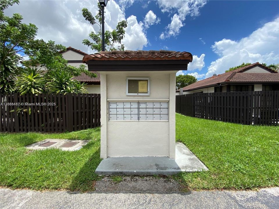 Active With Contract: $2,395 (2 beds, 2 baths, 885 Square Feet)