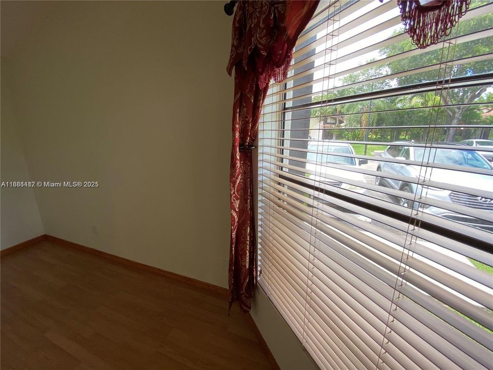 Active With Contract: $2,395 (2 beds, 2 baths, 885 Square Feet)