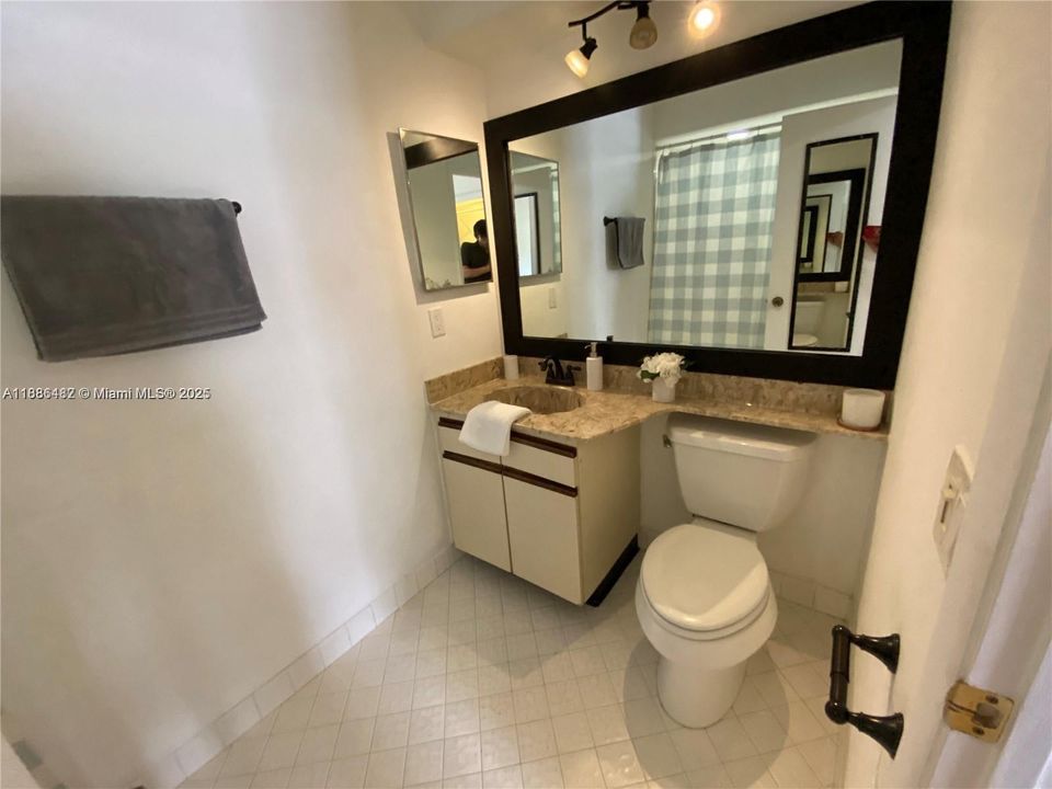 Active With Contract: $2,395 (2 beds, 2 baths, 885 Square Feet)