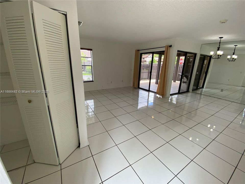 Active With Contract: $2,395 (2 beds, 2 baths, 885 Square Feet)