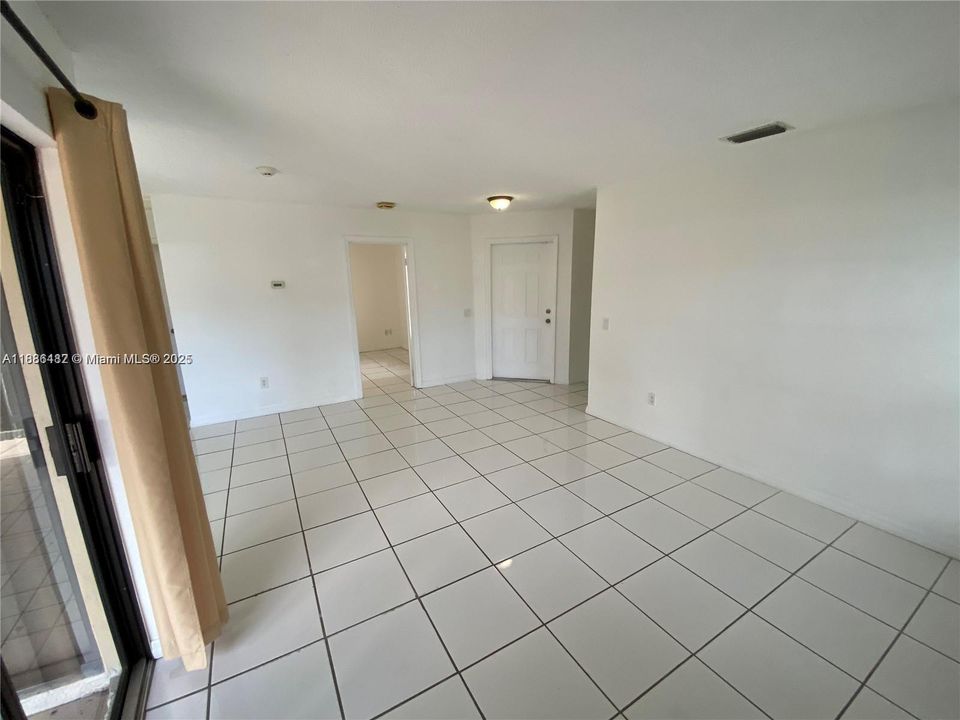 Active With Contract: $2,395 (2 beds, 2 baths, 885 Square Feet)