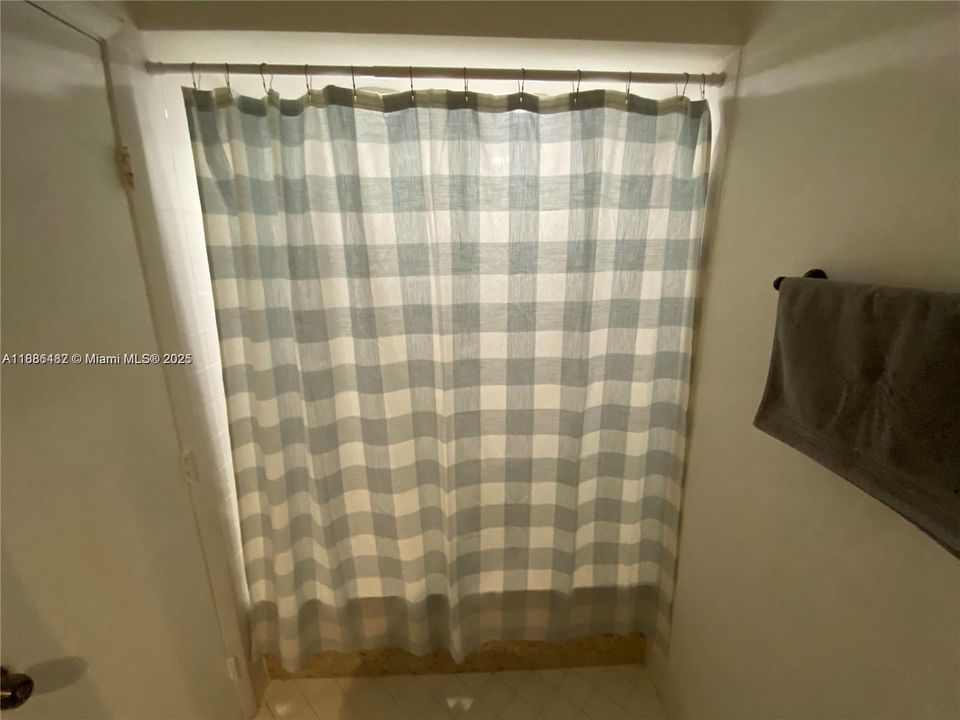 Active With Contract: $2,395 (2 beds, 2 baths, 885 Square Feet)