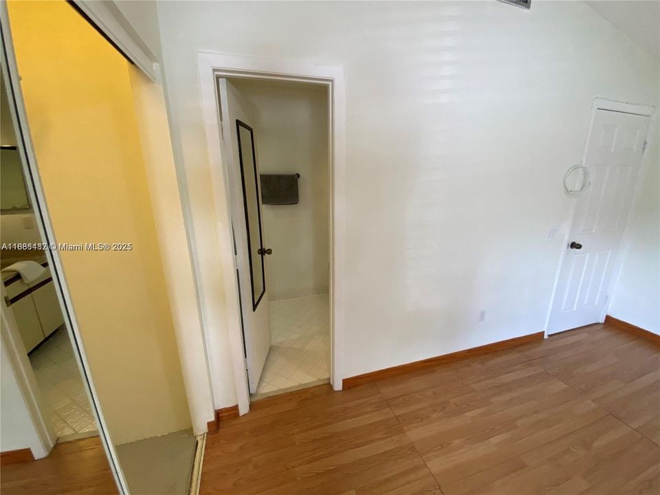 Active With Contract: $2,395 (2 beds, 2 baths, 885 Square Feet)