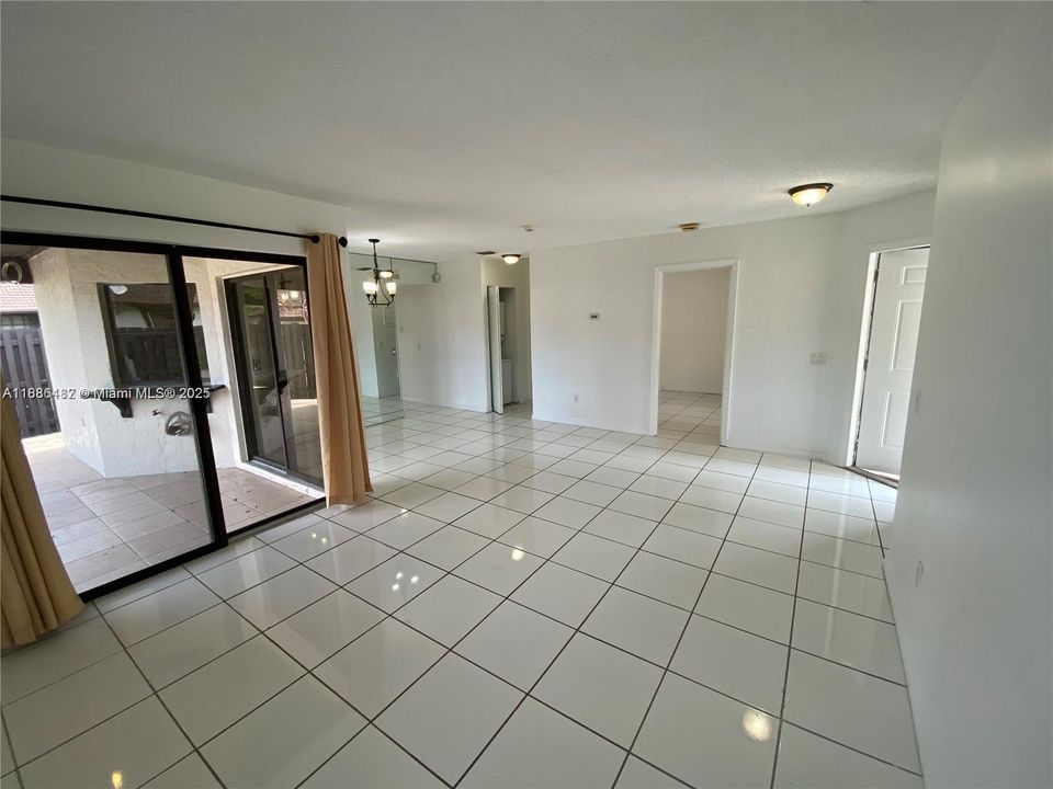 Active With Contract: $2,395 (2 beds, 2 baths, 885 Square Feet)