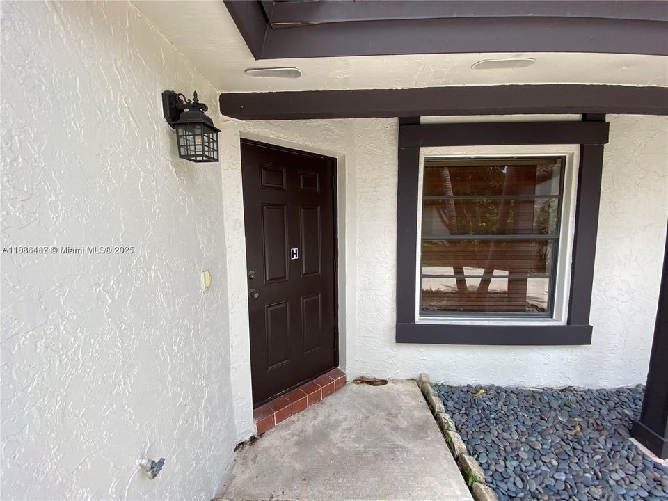 Active With Contract: $2,395 (2 beds, 2 baths, 885 Square Feet)