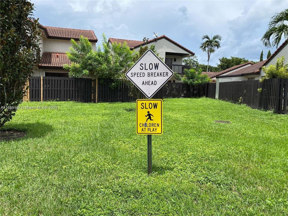 Active With Contract: $2,395 (2 beds, 2 baths, 885 Square Feet)