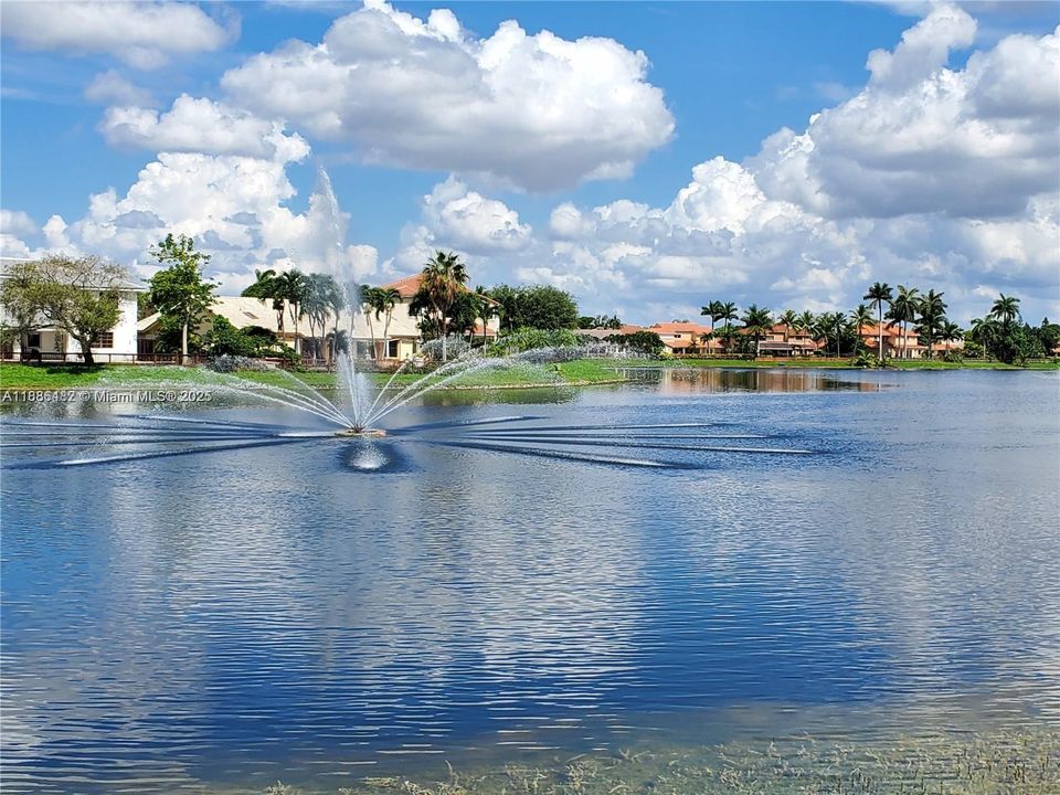 Active With Contract: $2,395 (2 beds, 2 baths, 885 Square Feet)