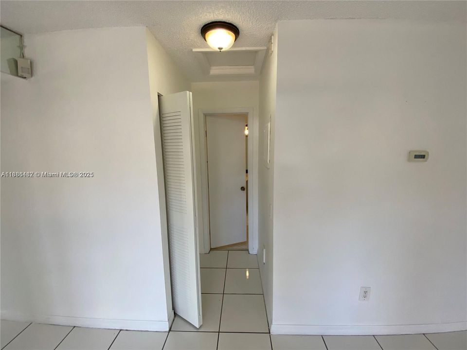 Active With Contract: $2,395 (2 beds, 2 baths, 885 Square Feet)