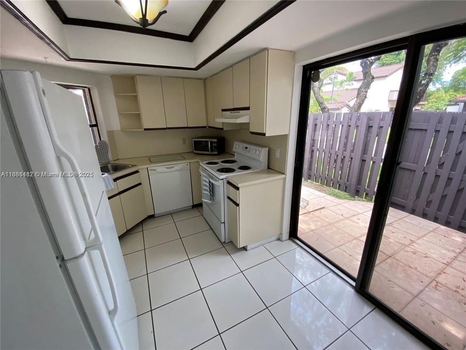 Active With Contract: $2,395 (2 beds, 2 baths, 885 Square Feet)