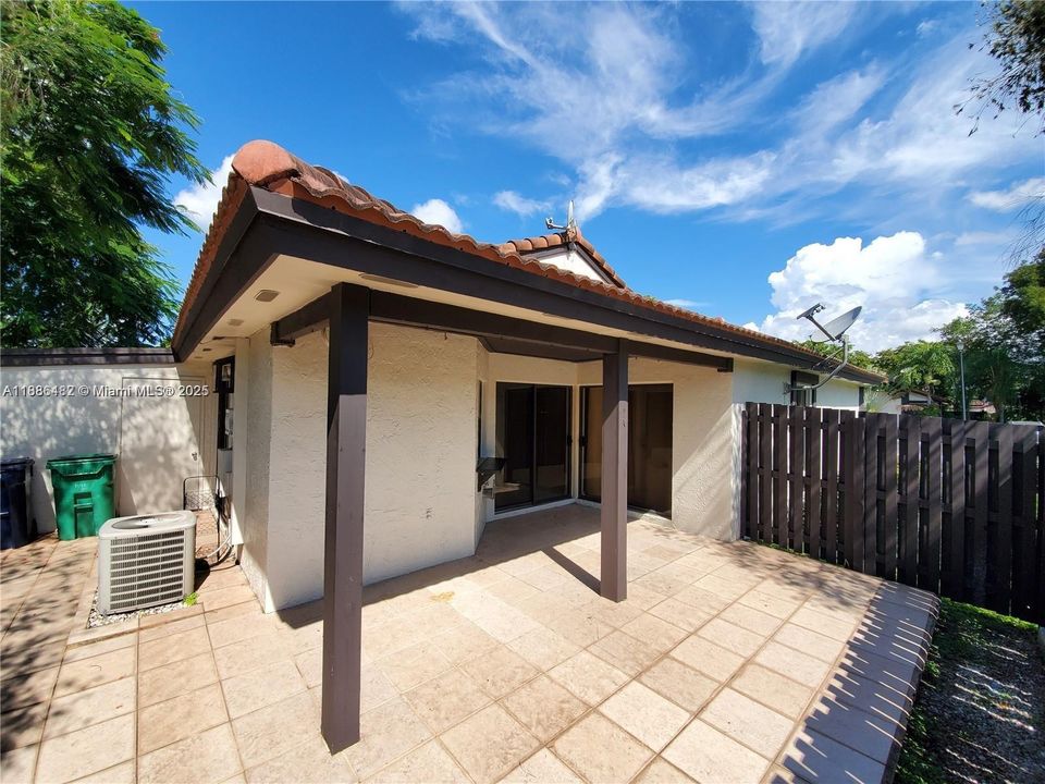 Active With Contract: $2,395 (2 beds, 2 baths, 885 Square Feet)