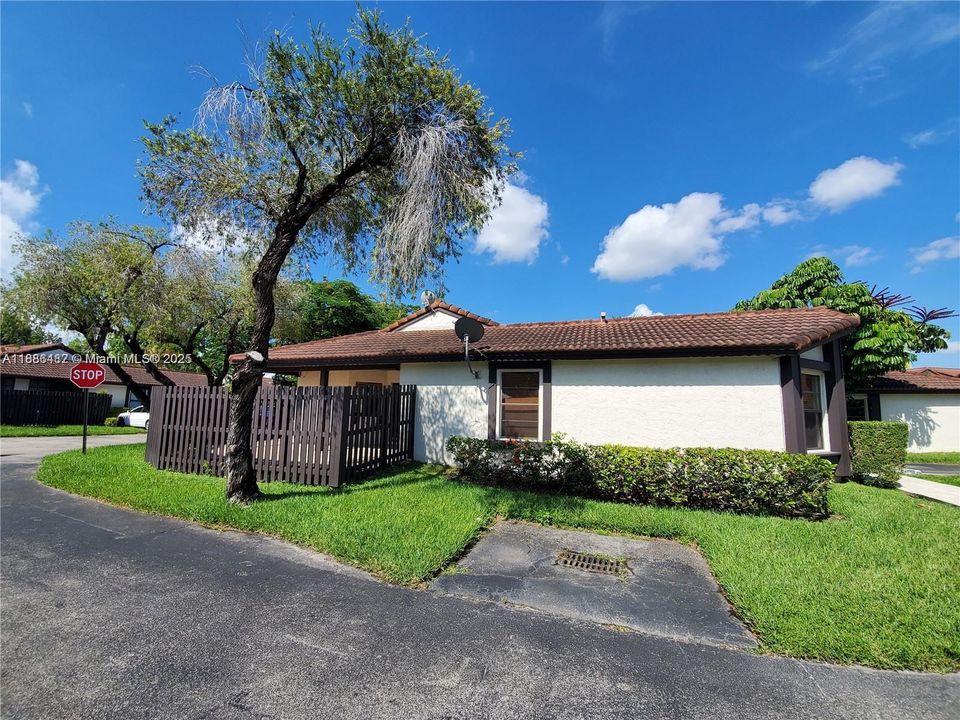 Active With Contract: $2,395 (2 beds, 2 baths, 885 Square Feet)