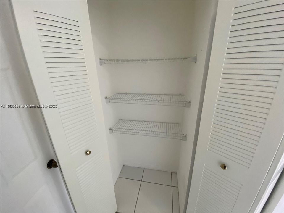 Active With Contract: $2,395 (2 beds, 2 baths, 885 Square Feet)