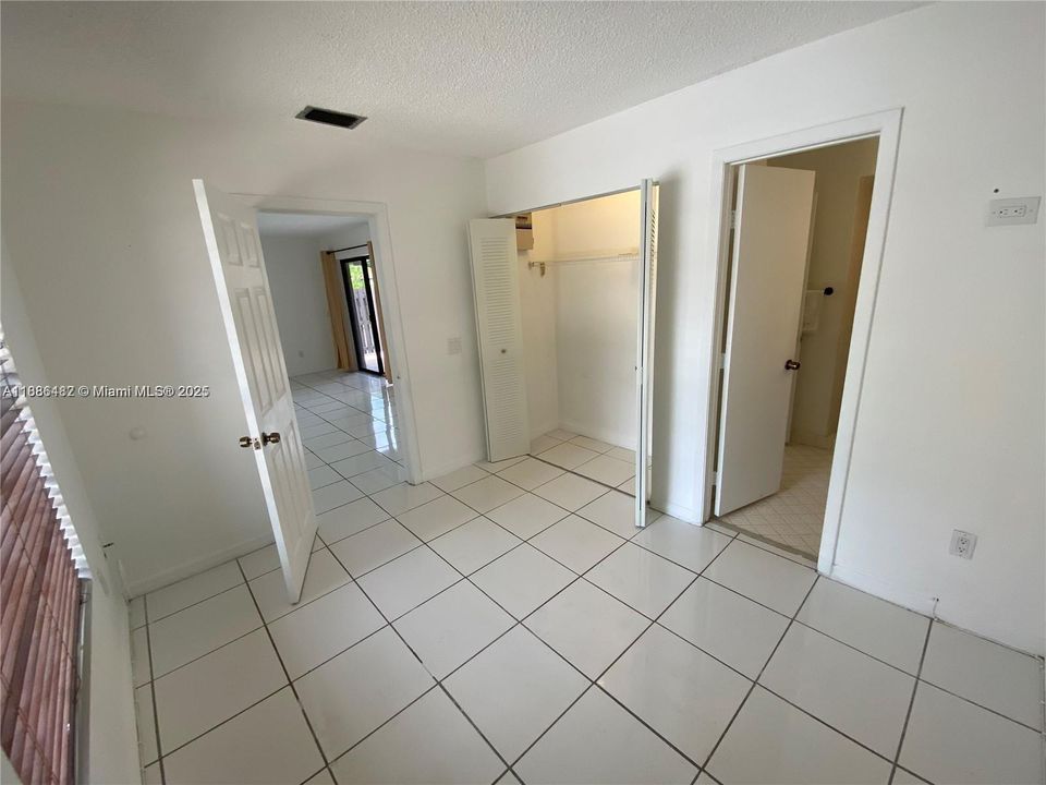 Active With Contract: $2,395 (2 beds, 2 baths, 885 Square Feet)